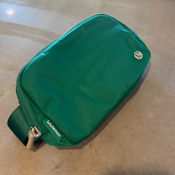NWT Lululemon Everywhere Belt Bag 1L Green - Picture 8 of 12